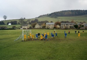 Engeland, Mytholmroyd, 30–10–2004 Calder 76 res - Pellon United: 4–3, Halifax & District Association Invitation Cup. Amateurvoetbal. Uit boek: European Fields / Europese Velden, nr. 55. Foto: Hans van der Meer/Hollandse Hoogte