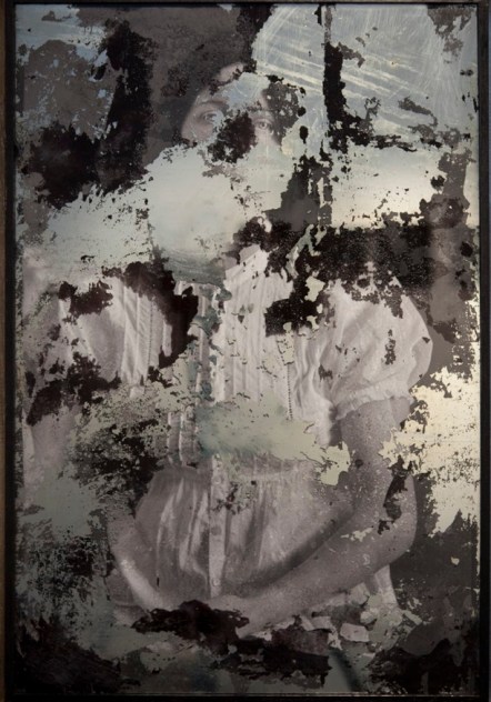 INTERIOR VERTICAL opcion 1 IZQ Blinde Klippe 2 Fotografia intervenida con humo copia sobre papel de algodon espejo decapado 70x50cm 2015